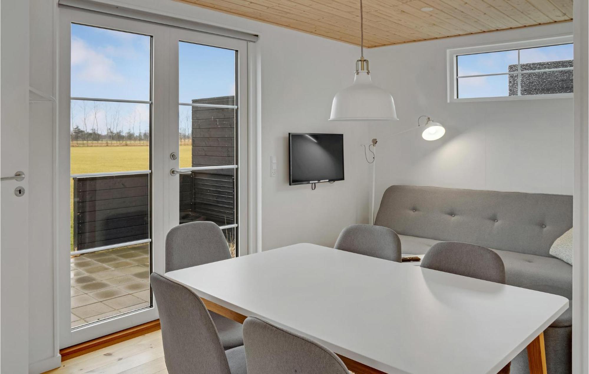 2 Bedroom Gorgeous Apartment In Vaeggerlose Bøtø By Eksteriør billede